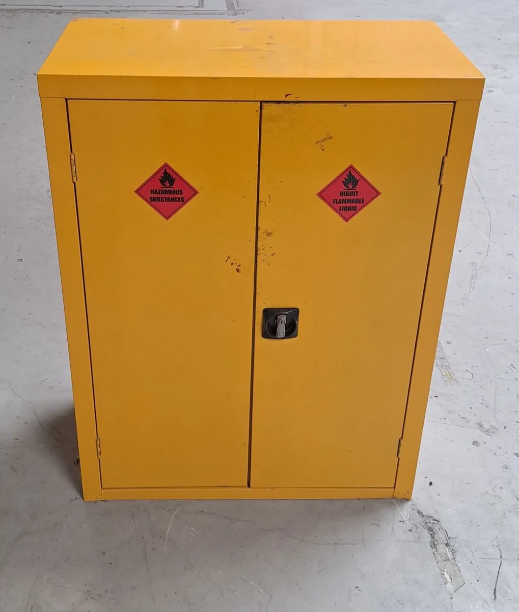 Hazardous / Flammable materials Storage Cabinet