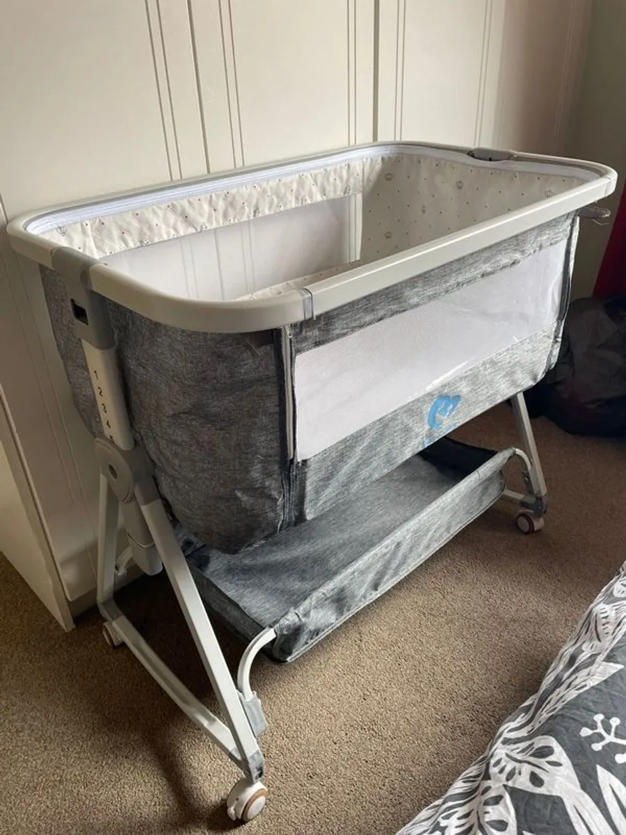 Bedside Cot with wheels - Bellababy - Image 1