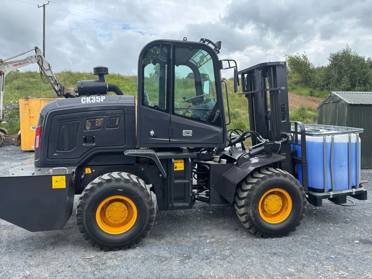 Rough terrain forklift - Image 2