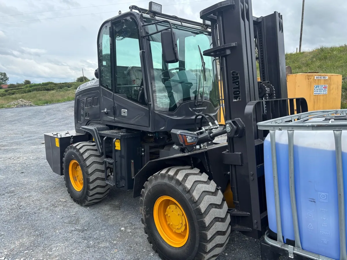 Rough terrain forklift - Image 3