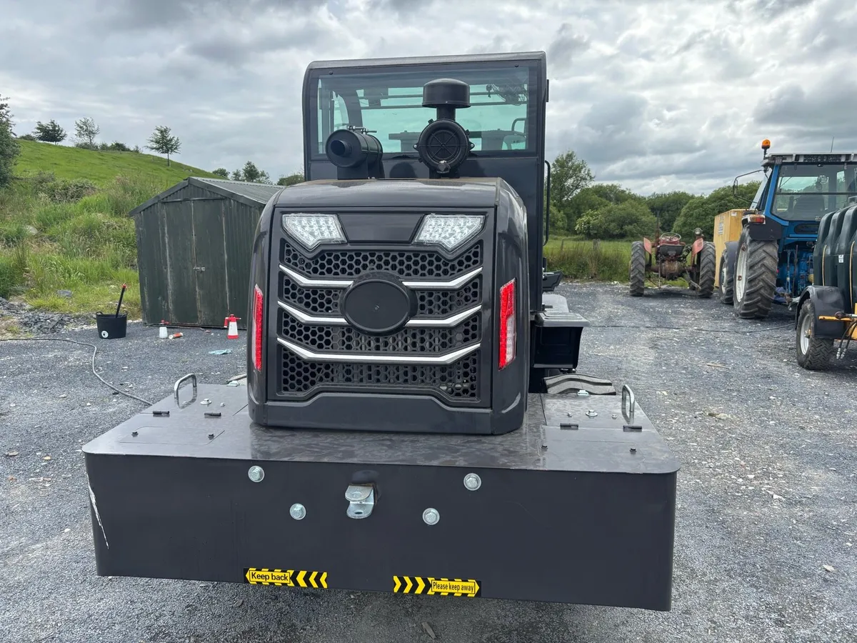 Rough terrain forklift - Image 4