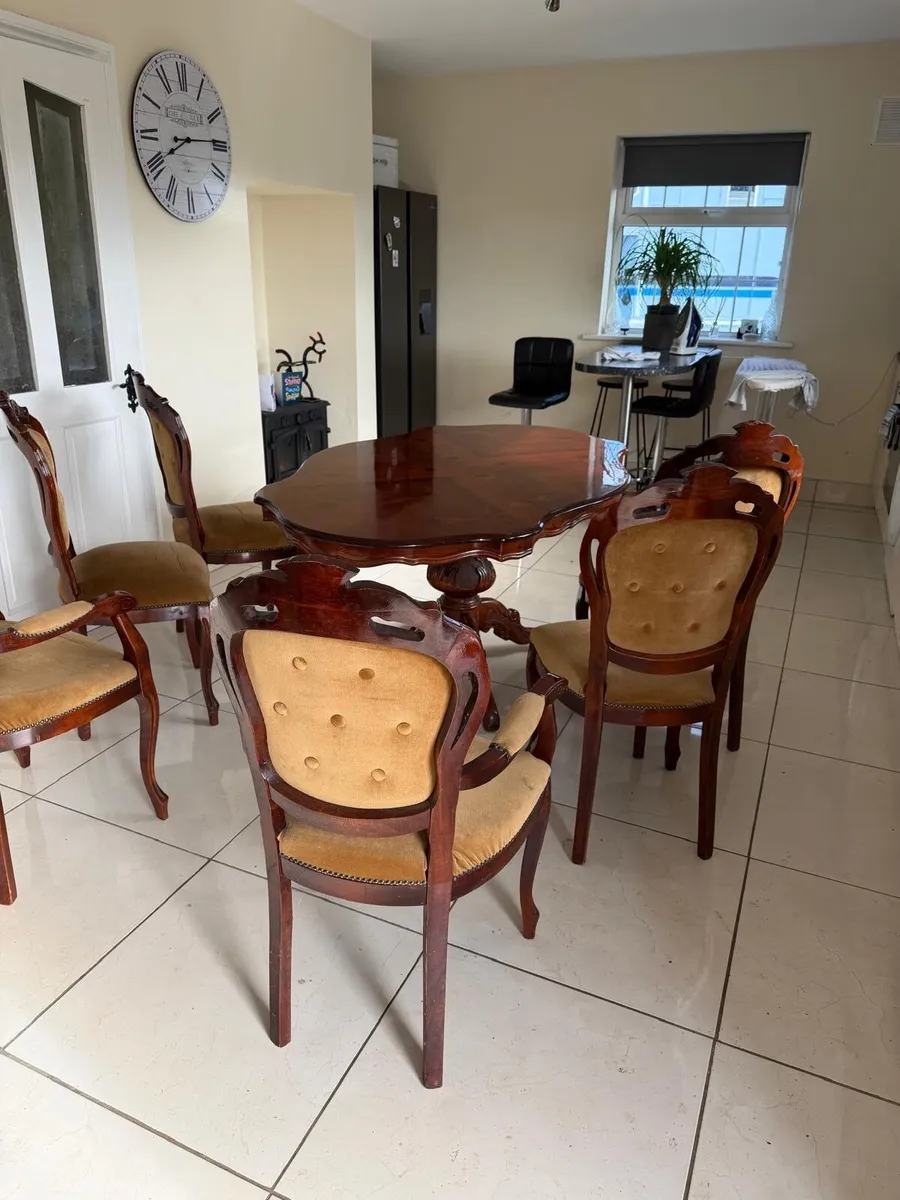 Dining table & 6 chairs - Image 1