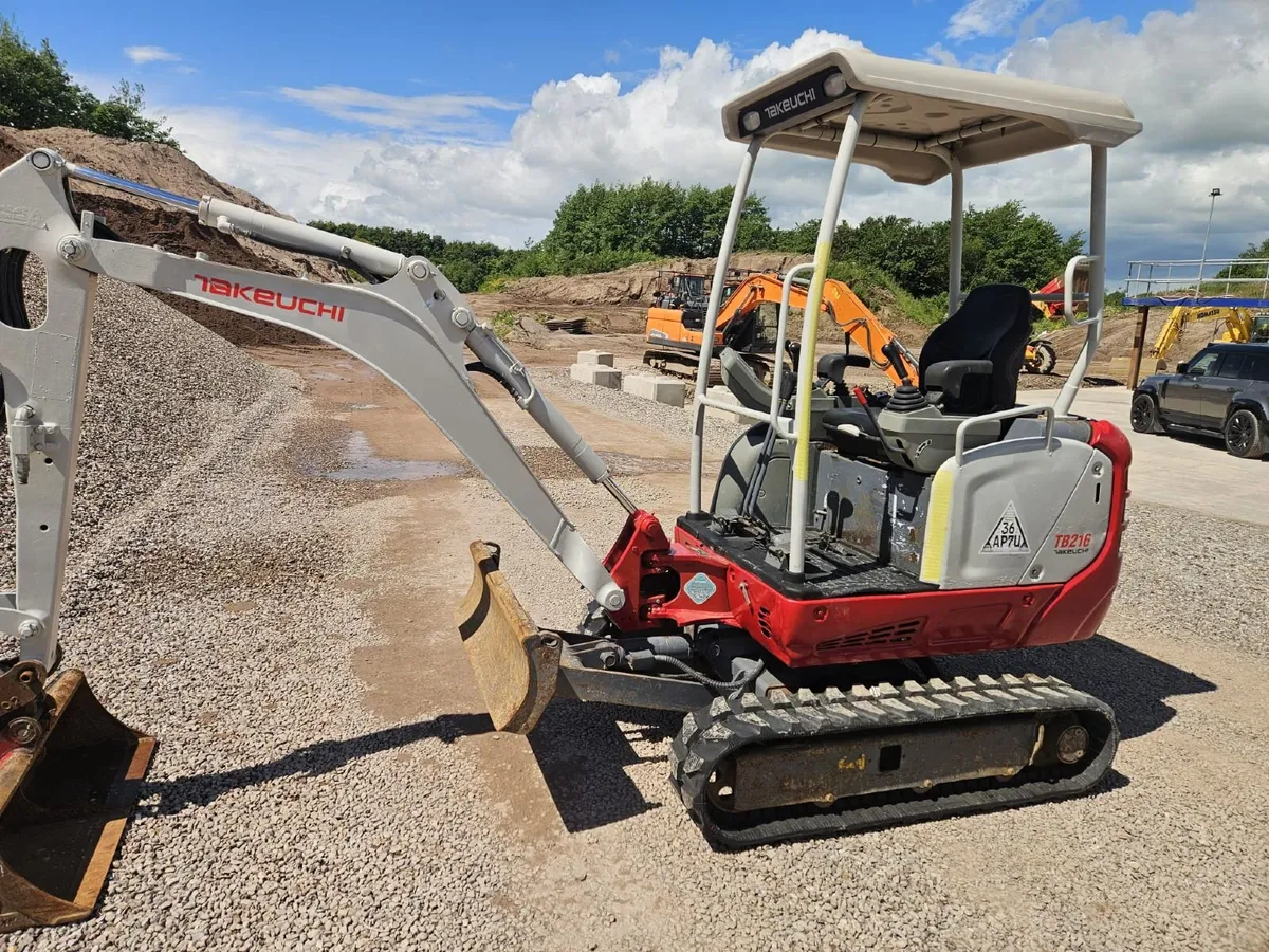 2017 Takeuchi TB216 1.6 ton Mini Digger - Image 3