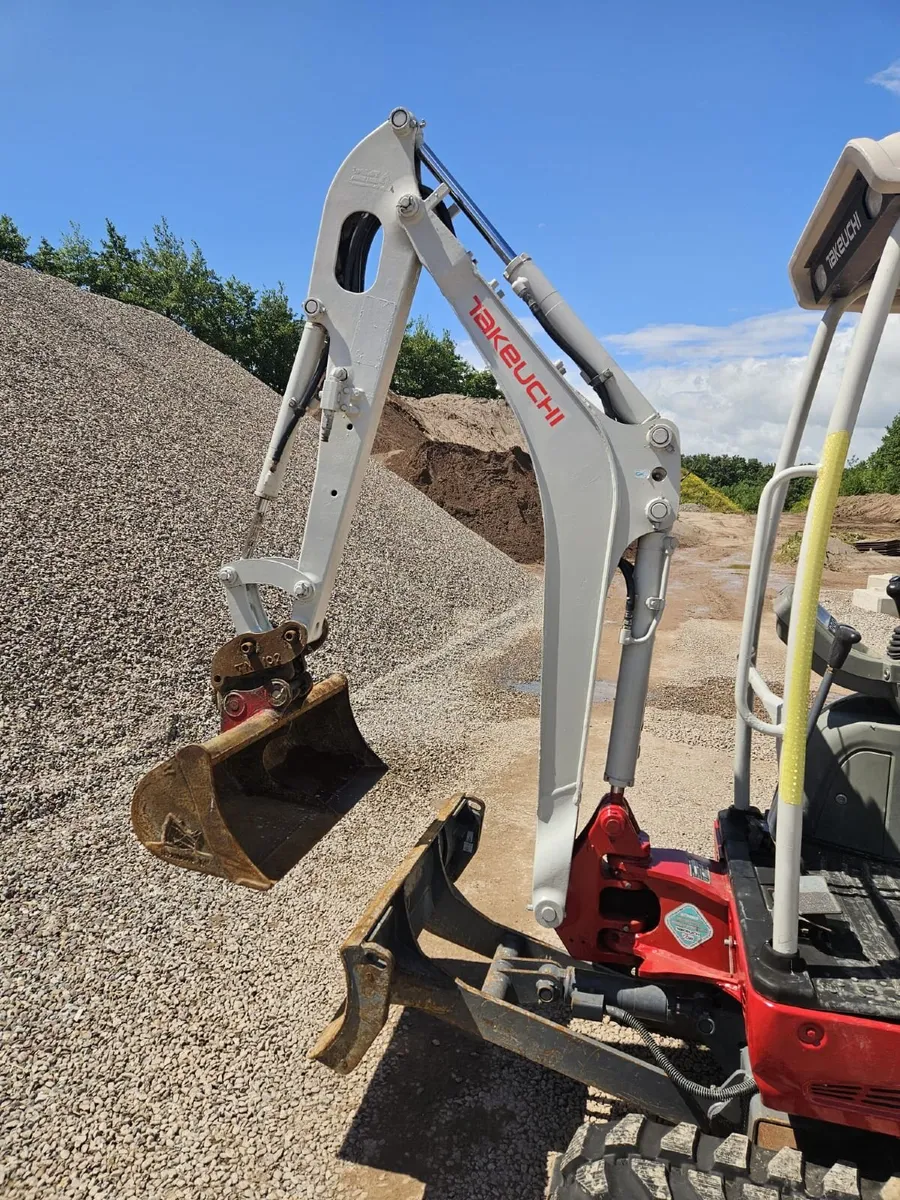2017 Takeuchi TB216 1.6 ton Mini Digger - Image 4