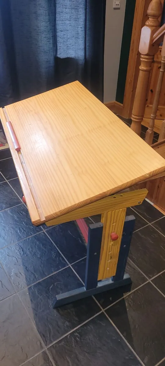 Childs desk - Image 1