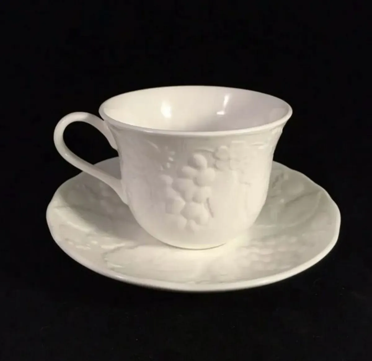 5 New Wedgewood Strawberry & Vine Cups & Saucers - Image 3
