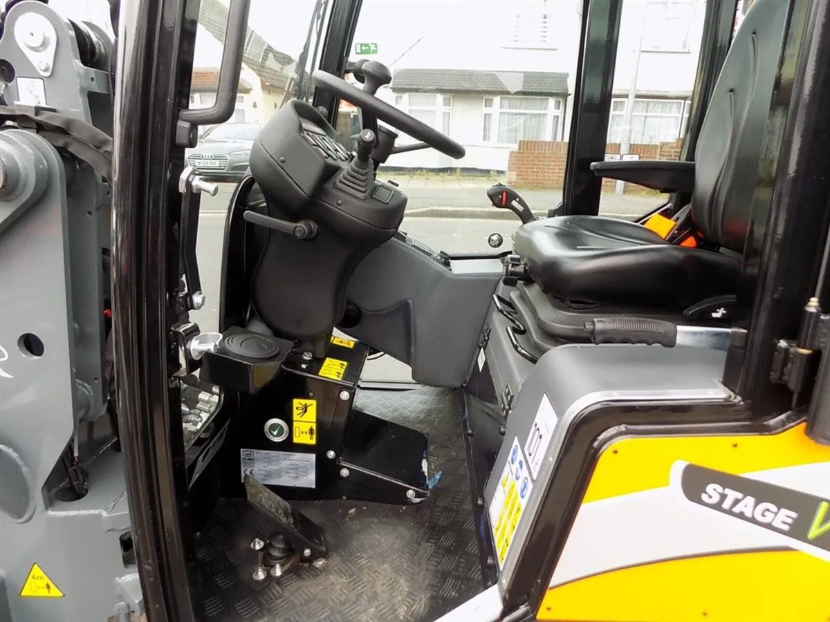 G2500 WHEELED LOADER  EX DEMONSTRATOR  AS NEW - Image 2