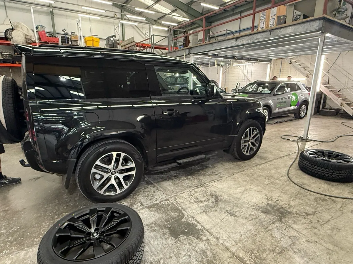 5 Genuine Range Rover 20” alloys - Image 2