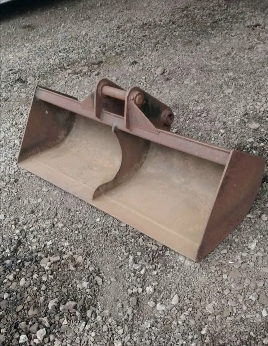 HITACHI ZAXIS 8 TON DIGGER BUCKET ( 50mm pins ) - Image 1