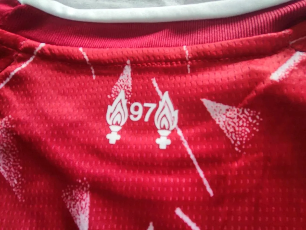 LIVERPOOL 26/27 KIDS FULL KIT : 4/5 to 12/13 yrs - Image 2