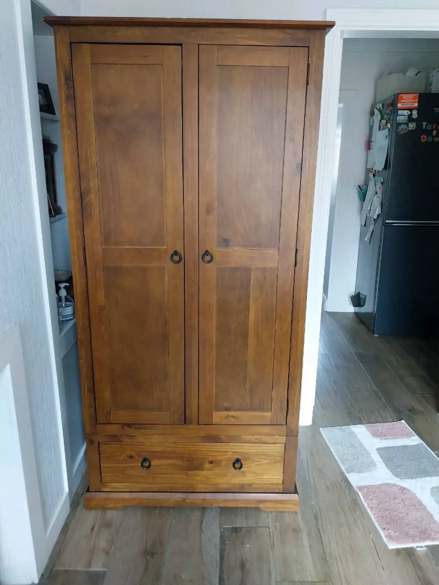 Wardrobe in excellent condition,also  tv Cabinet - Image 1