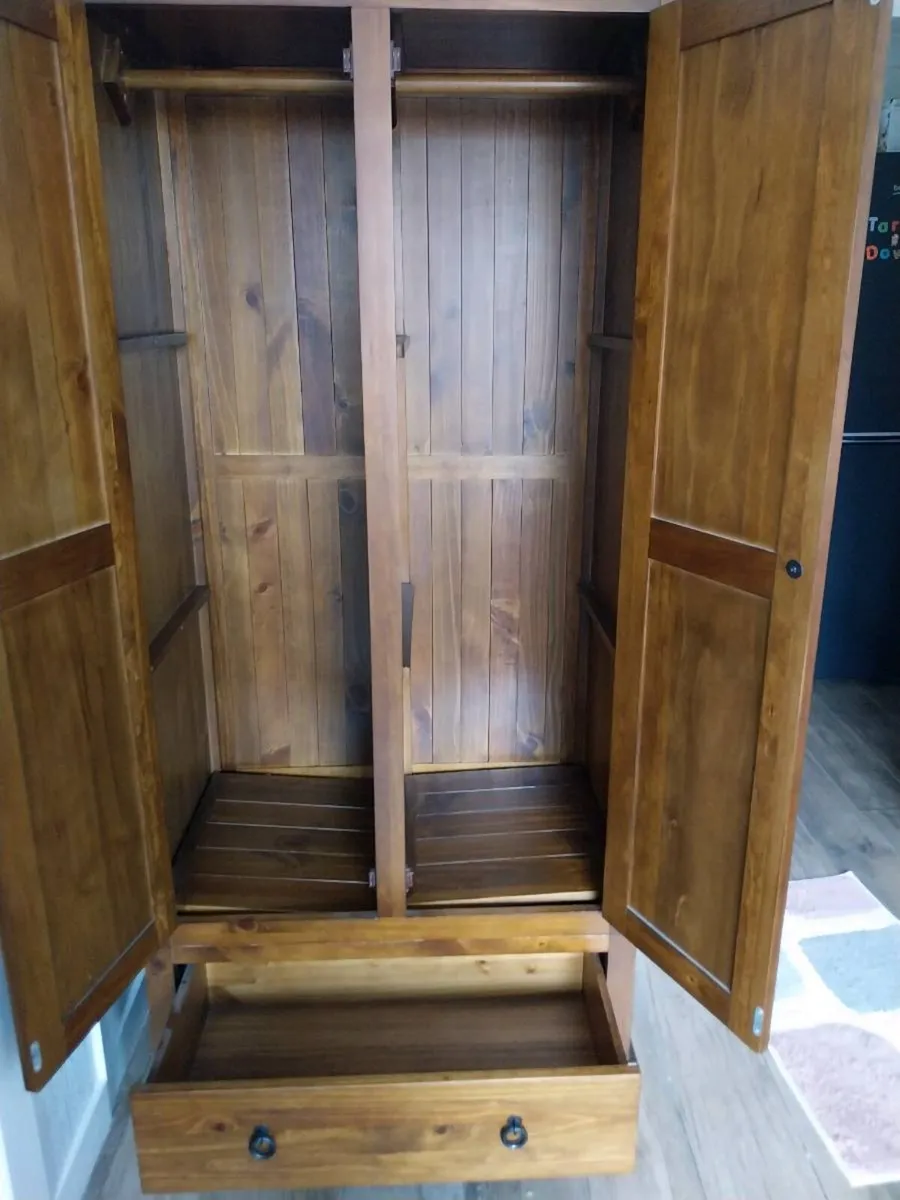 Wardrobe in excellent condition,also  tv Cabinet - Image 3