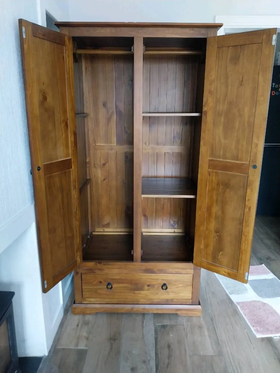 Wardrobe in excellent condition,also  tv Cabinet - Image 4