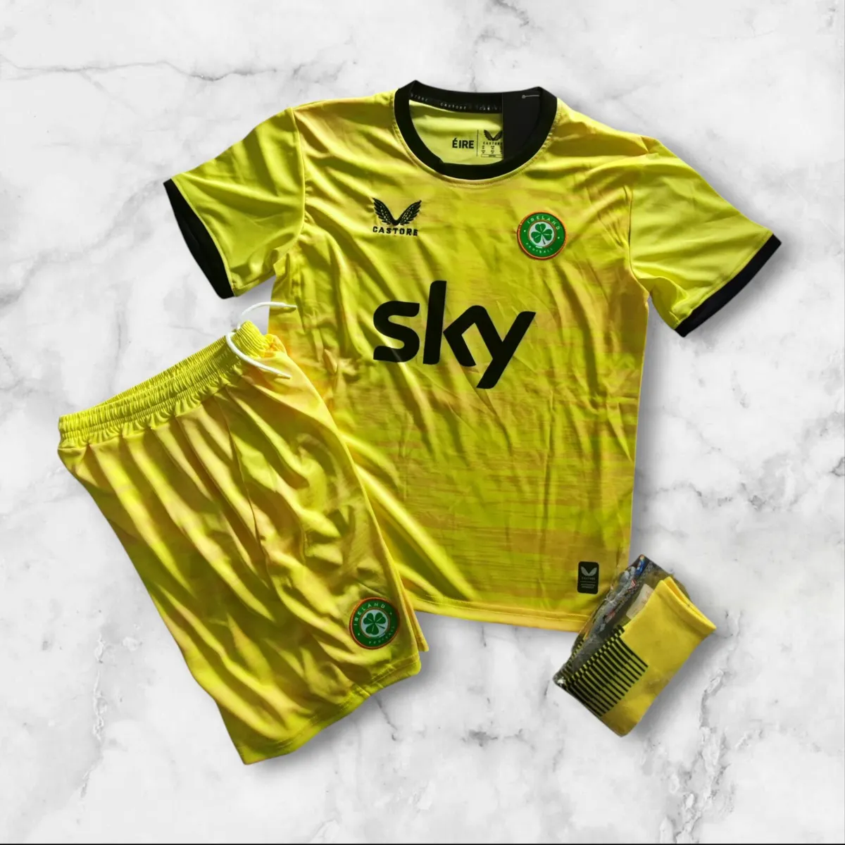 IRELAND GOALKEEPER KIT ( KELLEHER 1) 10/11 YRS - Image 1