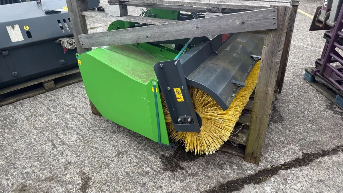Avant Bucket broom 1500 mm - Unused - Image 1