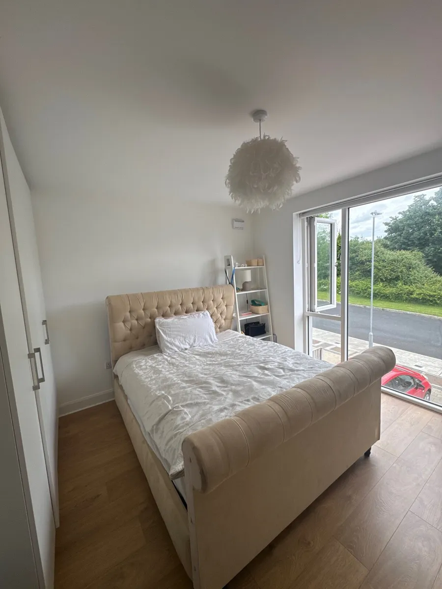 King bed - Image 1