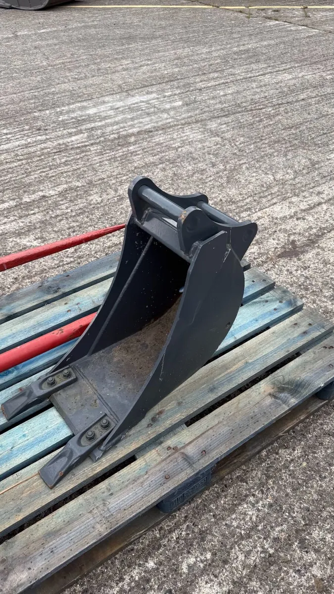 Avant backhoe 260/mini digger 150 bucket 250 mm - Image 1