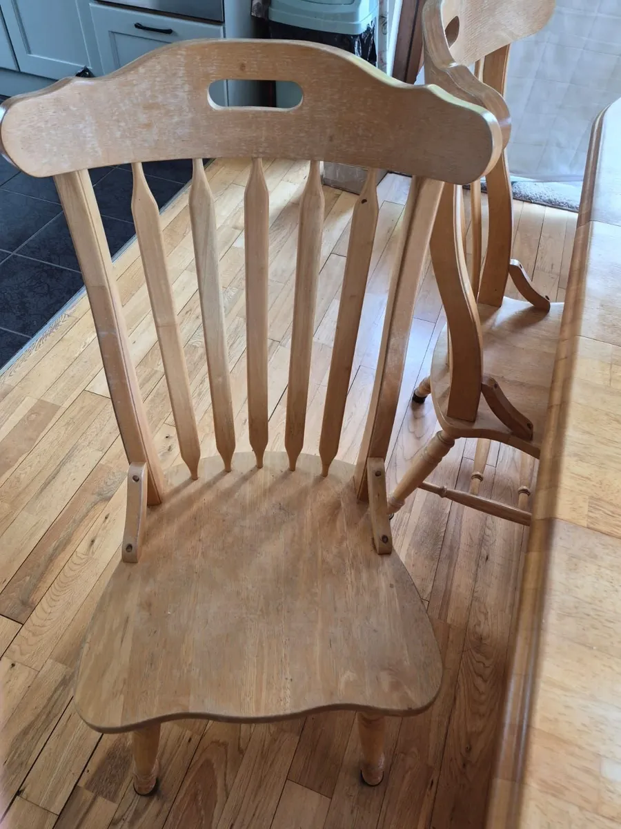 Extendable solid table & 6 chairs - Image 3