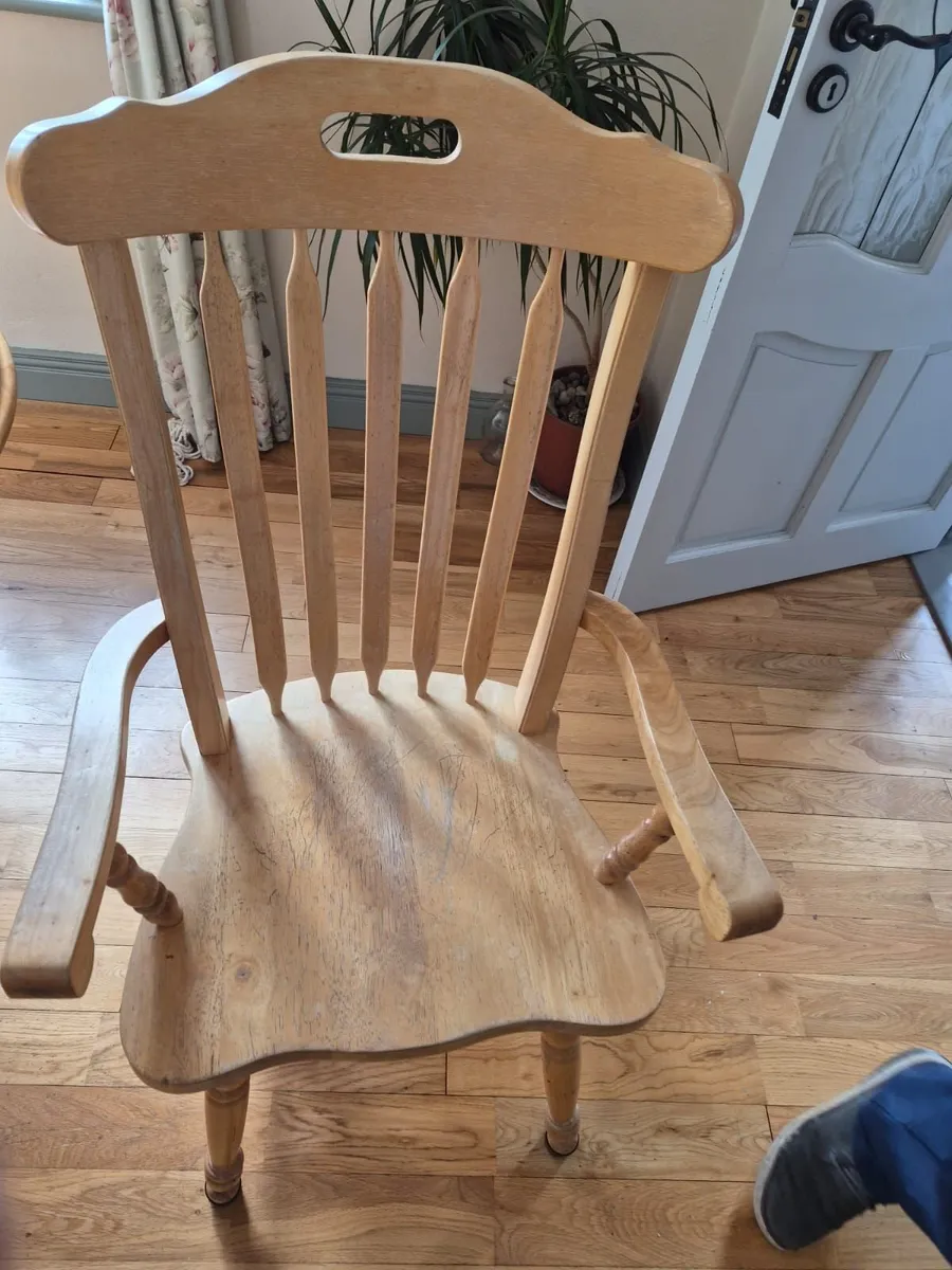 Extendable solid table & 6 chairs - Image 4