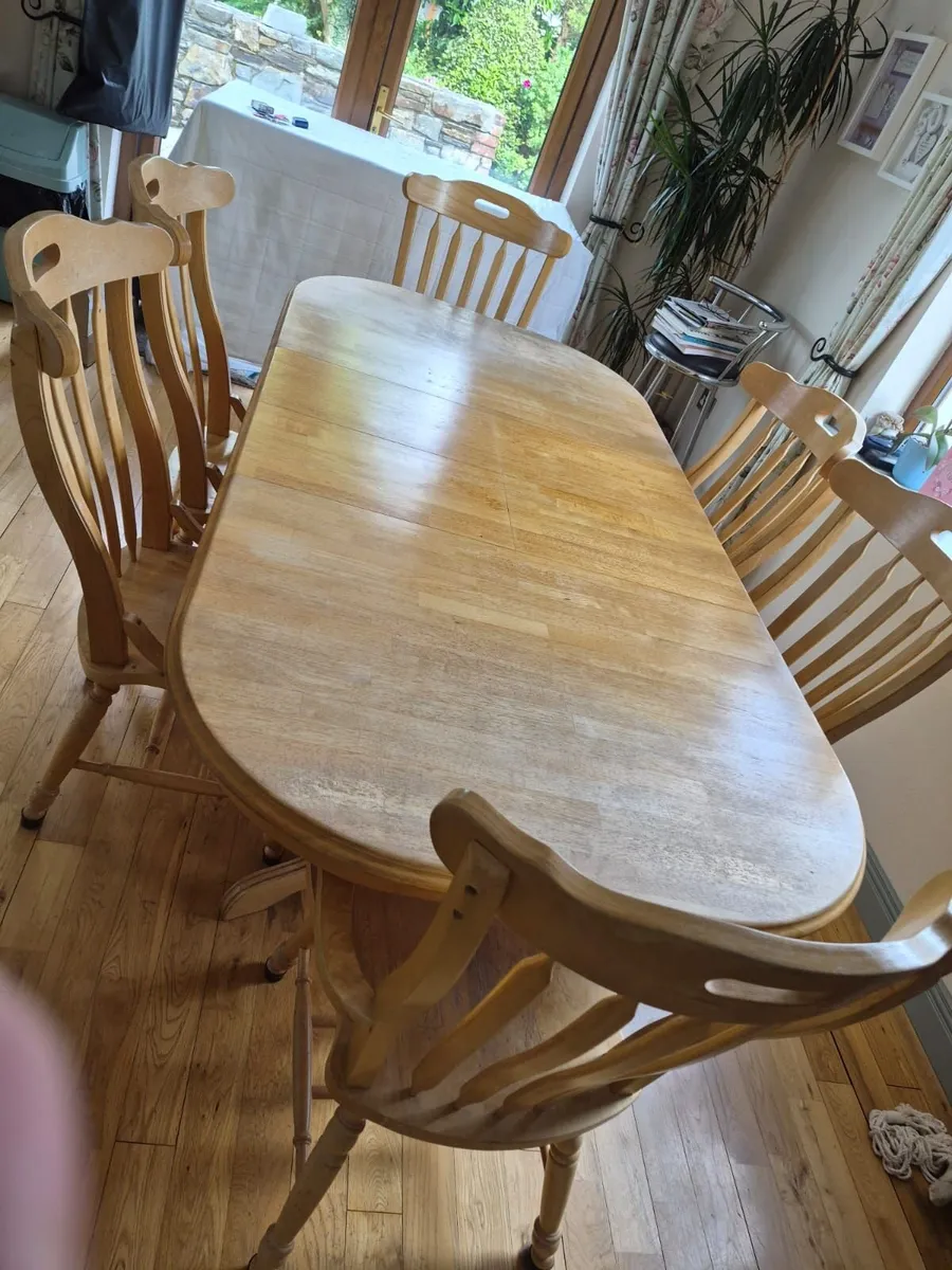 Extendable solid table & 6 chairs - Image 1