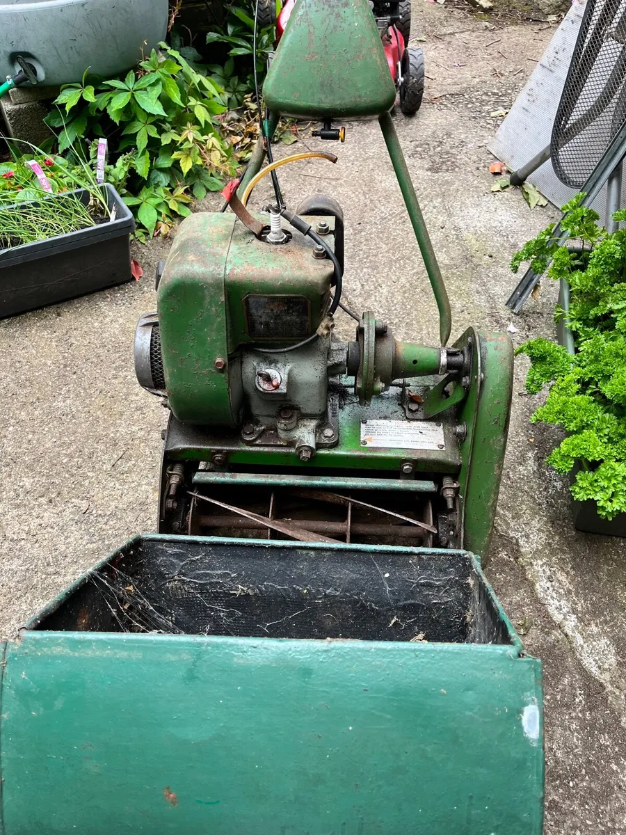 Vintage lawn mower - Image 4