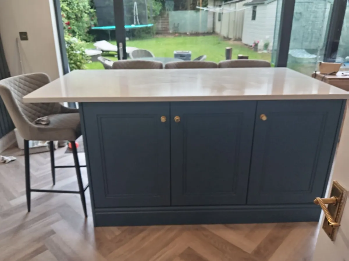 Kitchen Island & stools - Image 1