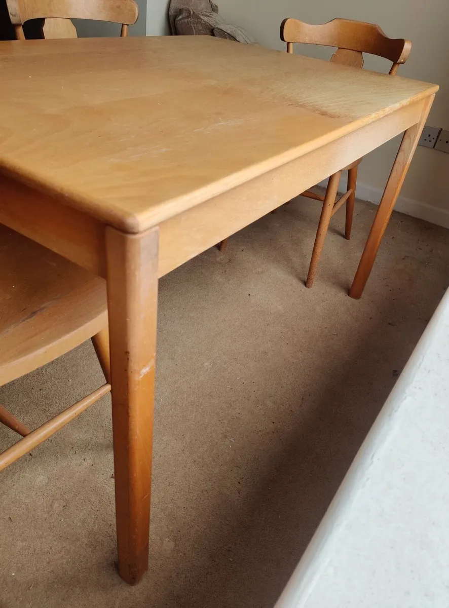 Table and chairs - Image 2