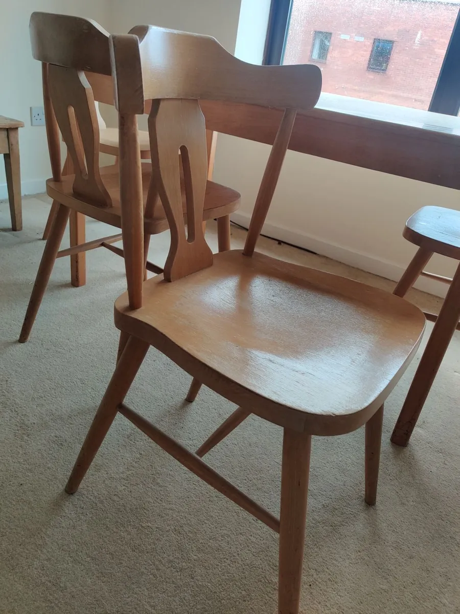Table and chairs - Image 4