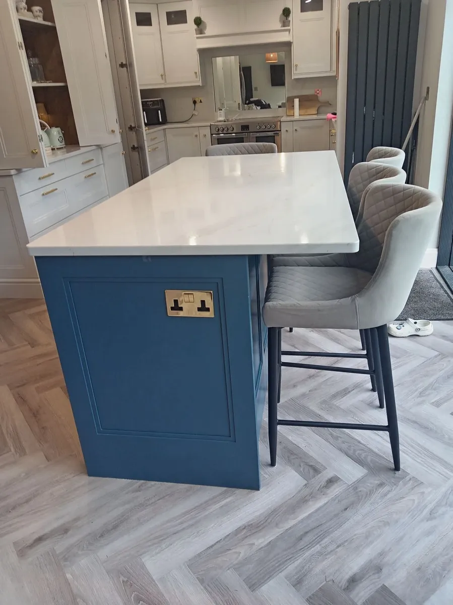 Kitchen Island & stools - Image 4