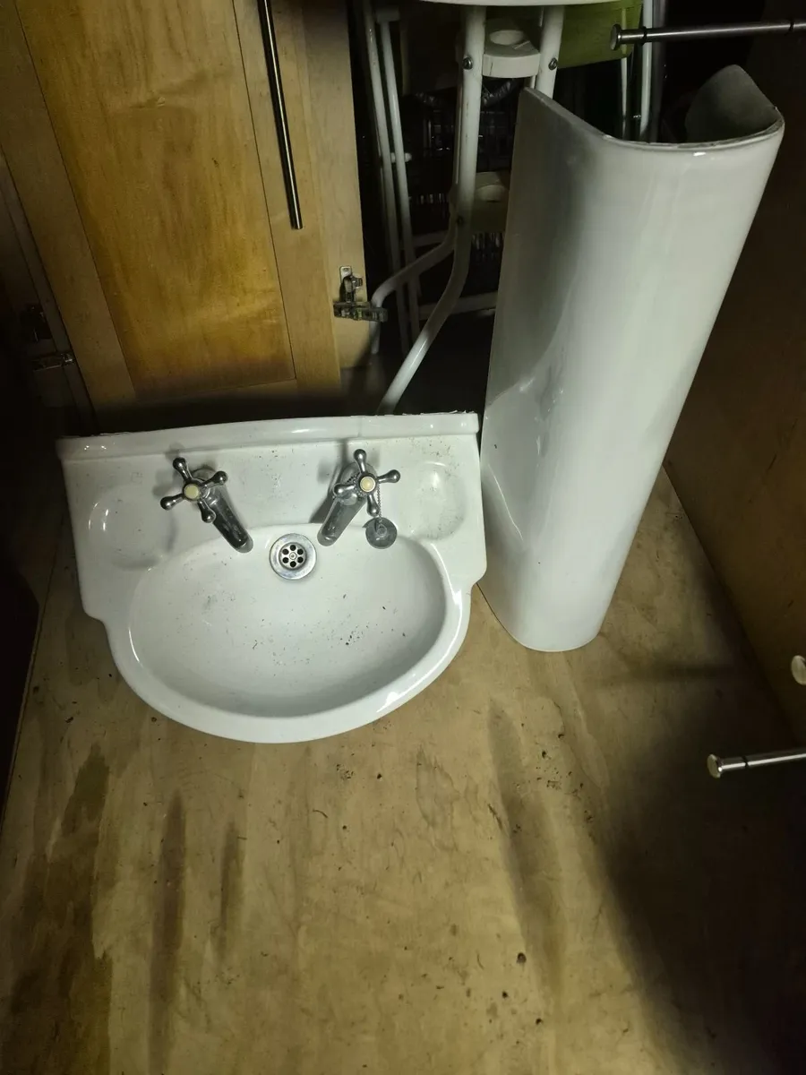 Bathroom sink set