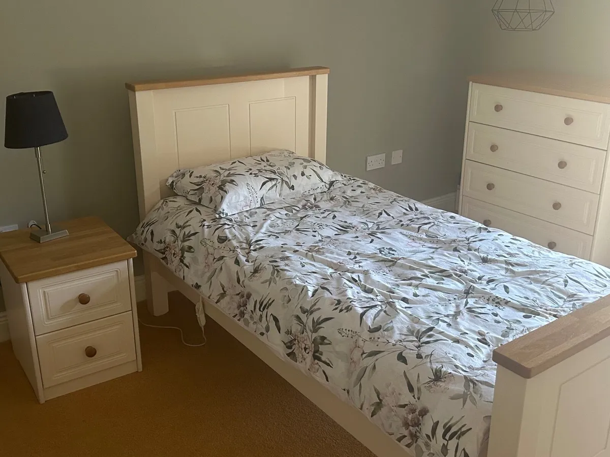 Bedroom furniture - Image 2