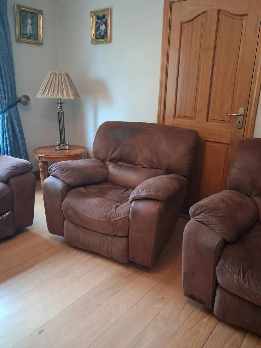 3 Piece suite of furniture with recliners - Image 2