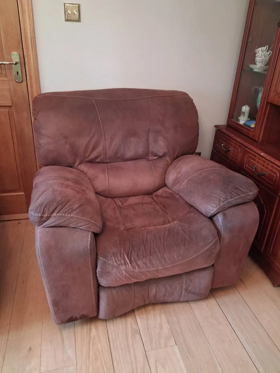 3 Piece suite of furniture with recliners - Image 3