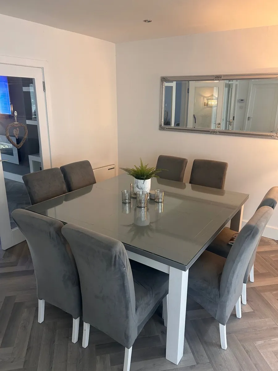 Dining table - Image 2