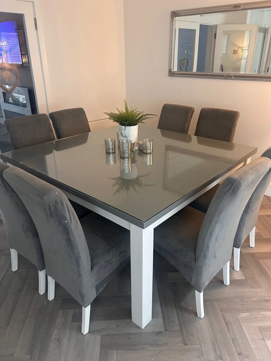 Dining table - Image 1