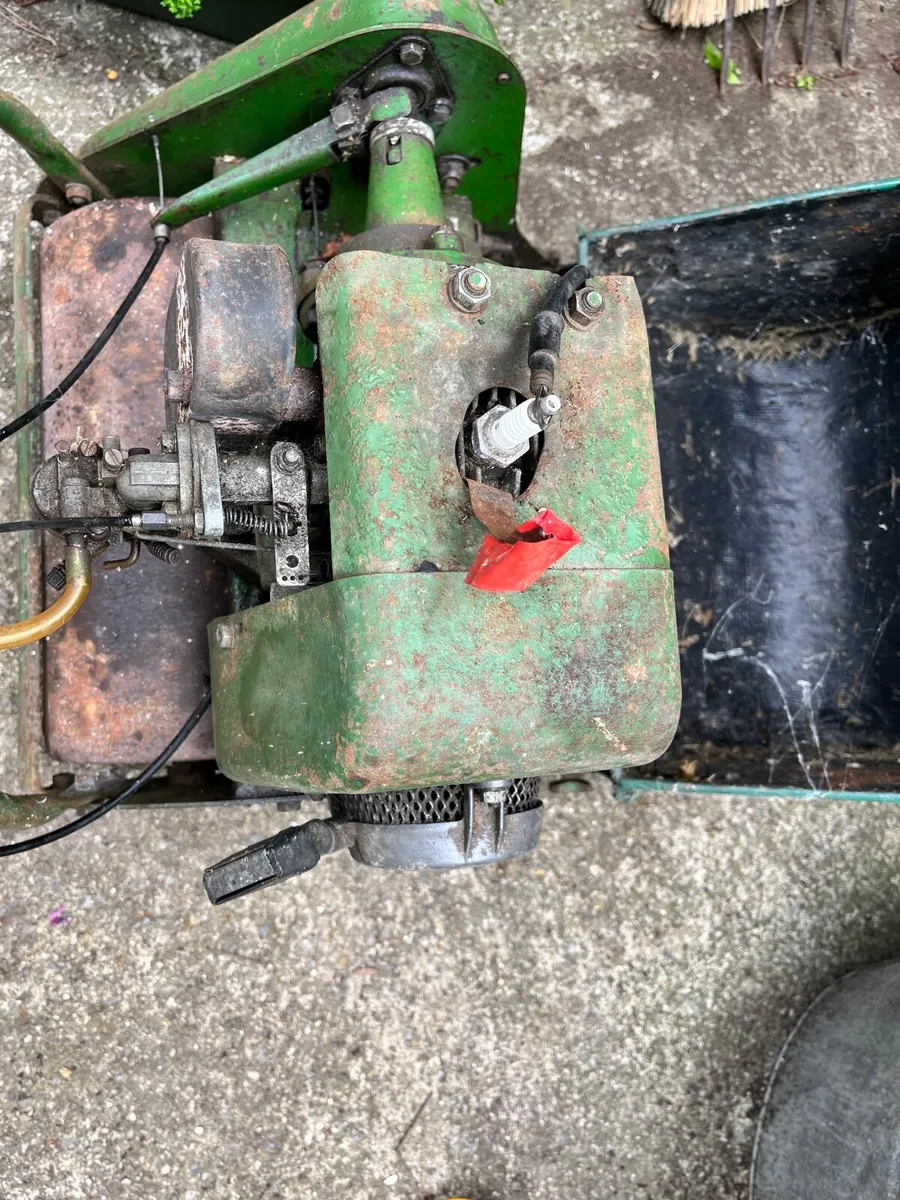 Vintage lawn mower - Image 2