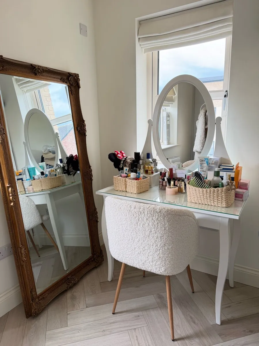 Vanity Table - Image 2