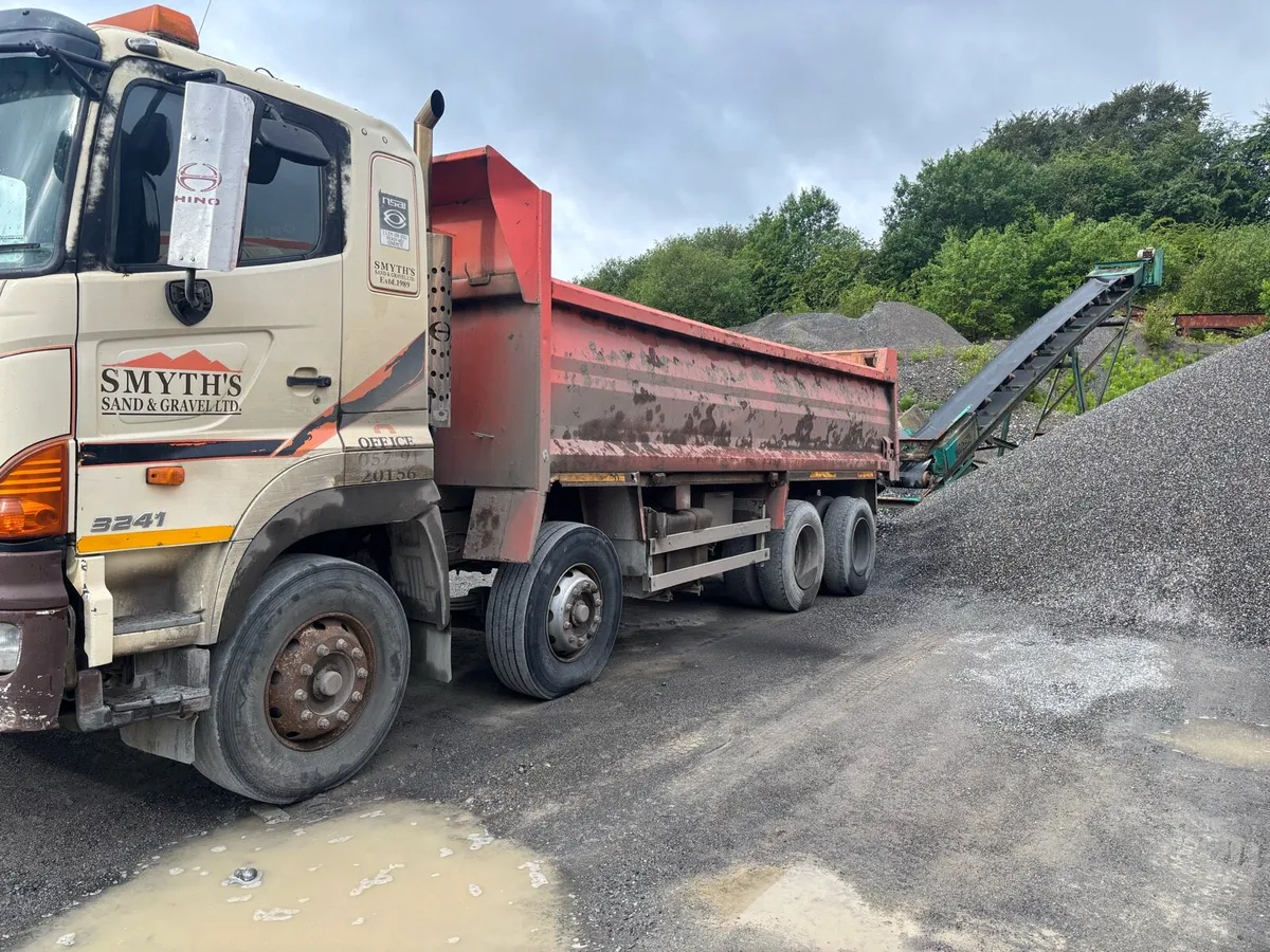 Hino tipper - Image 2