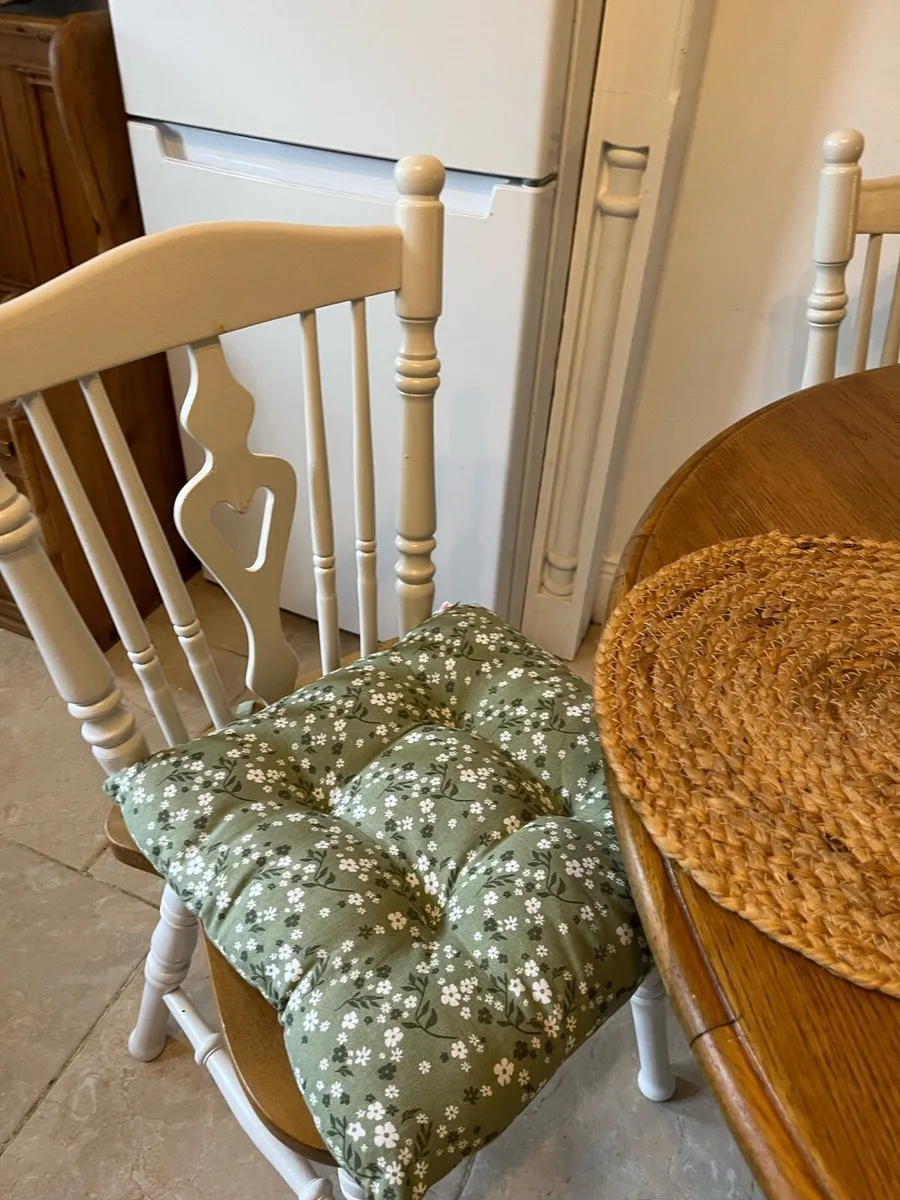 Table and chairs - Image 2