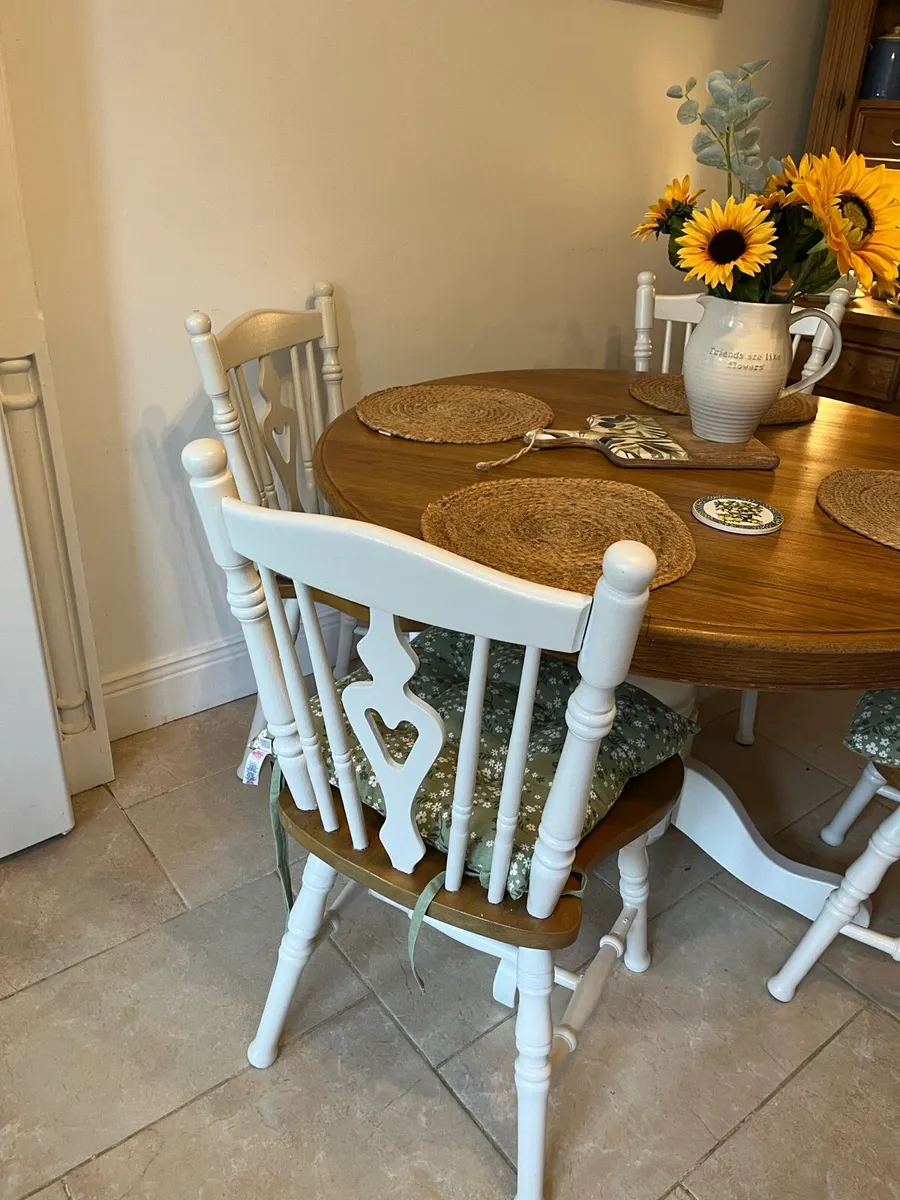Table and chairs - Image 3