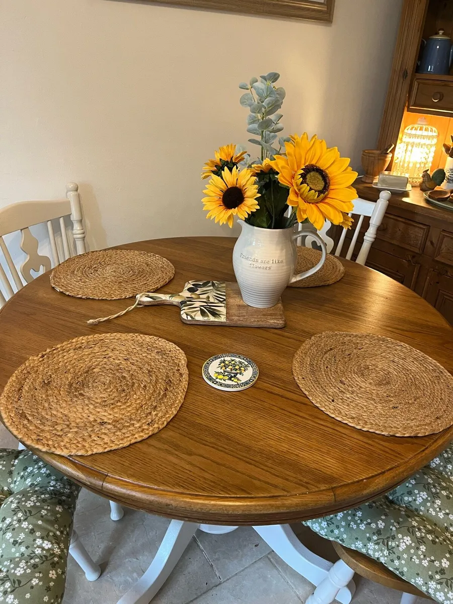 Table and chairs - Image 4