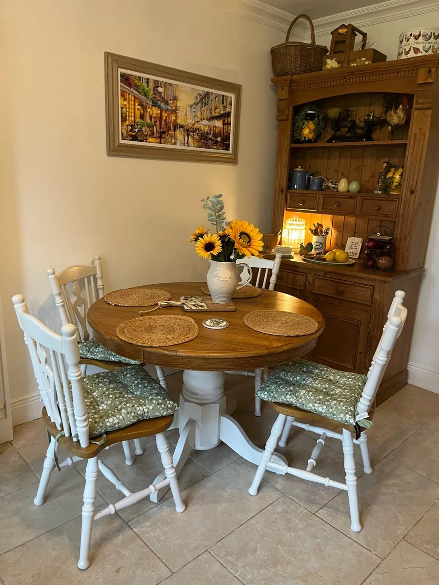 Table and chairs - Image 1