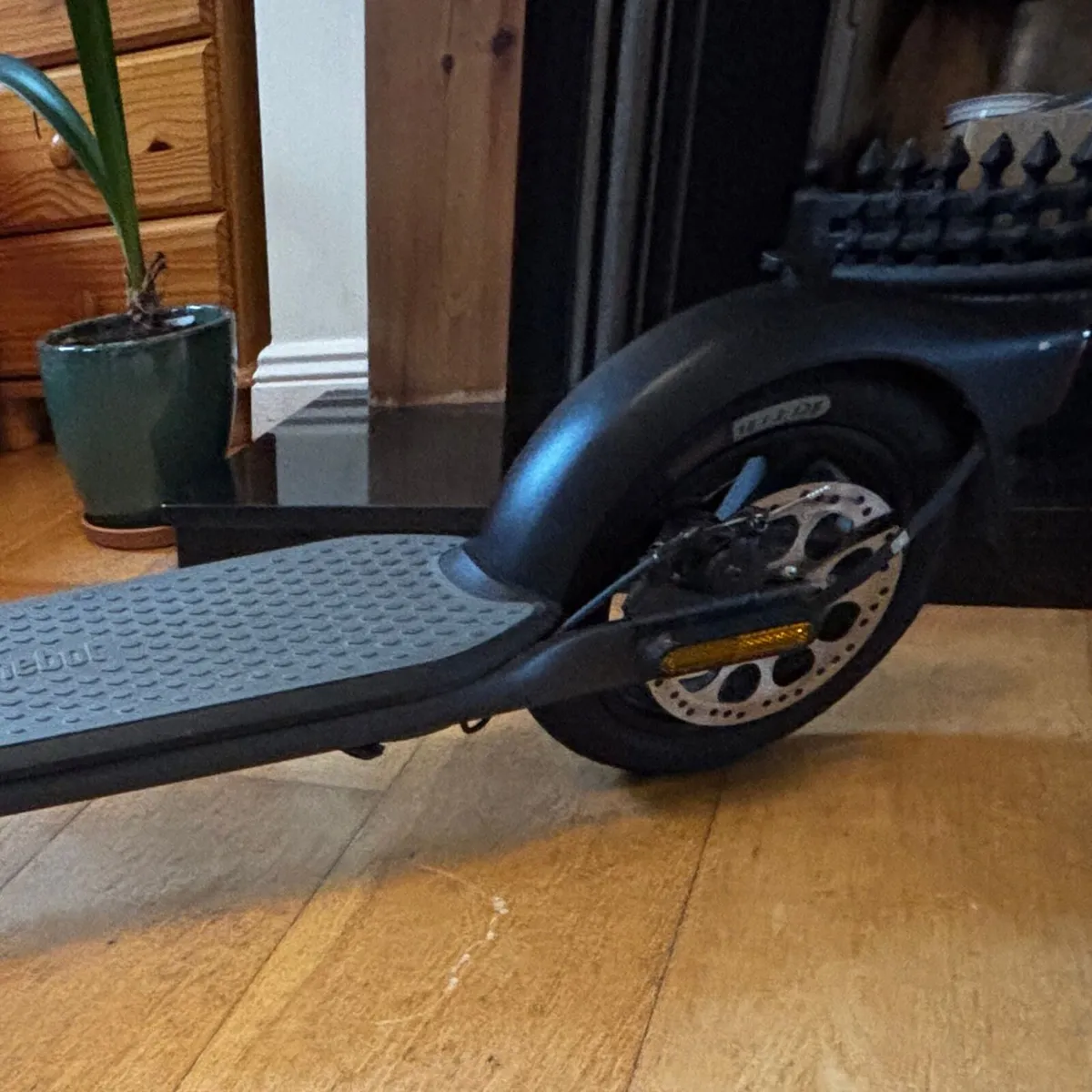Segway Ninebot E Scooter - Image 4