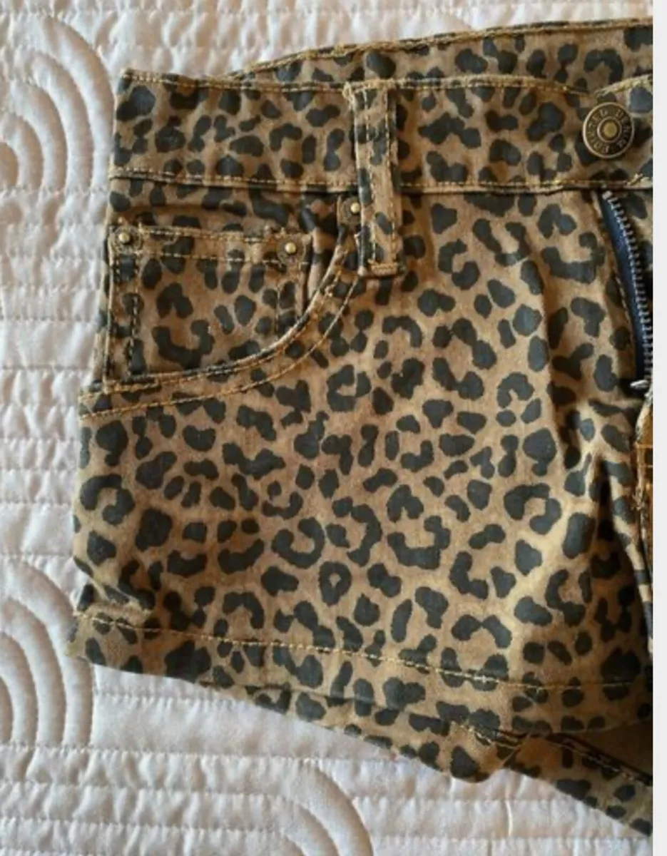BNWT Edikted Leopard Printed Twill Micro Shorts - Image 3