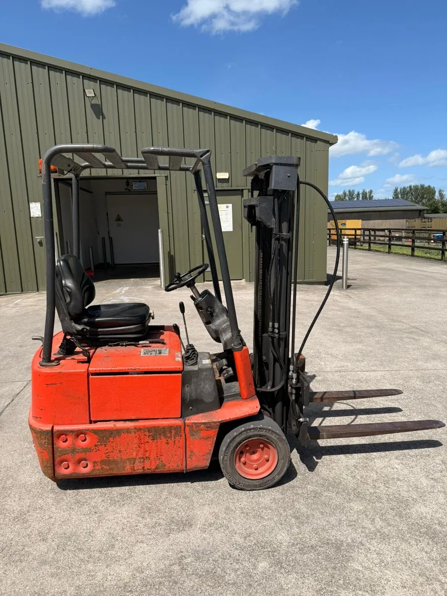 Electric 1 tonne low mast forklift - Image 1