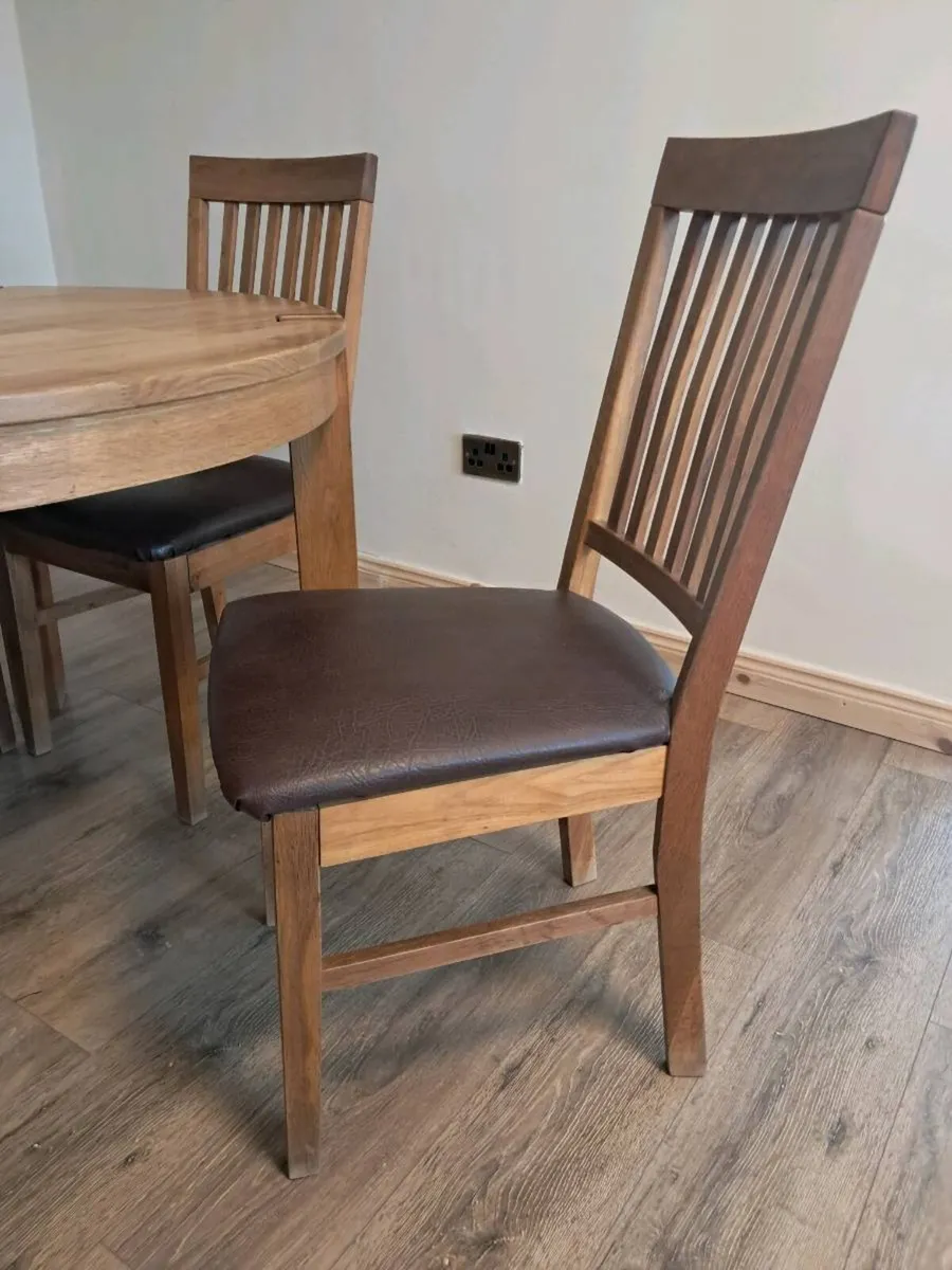 Table and chairs - Image 3