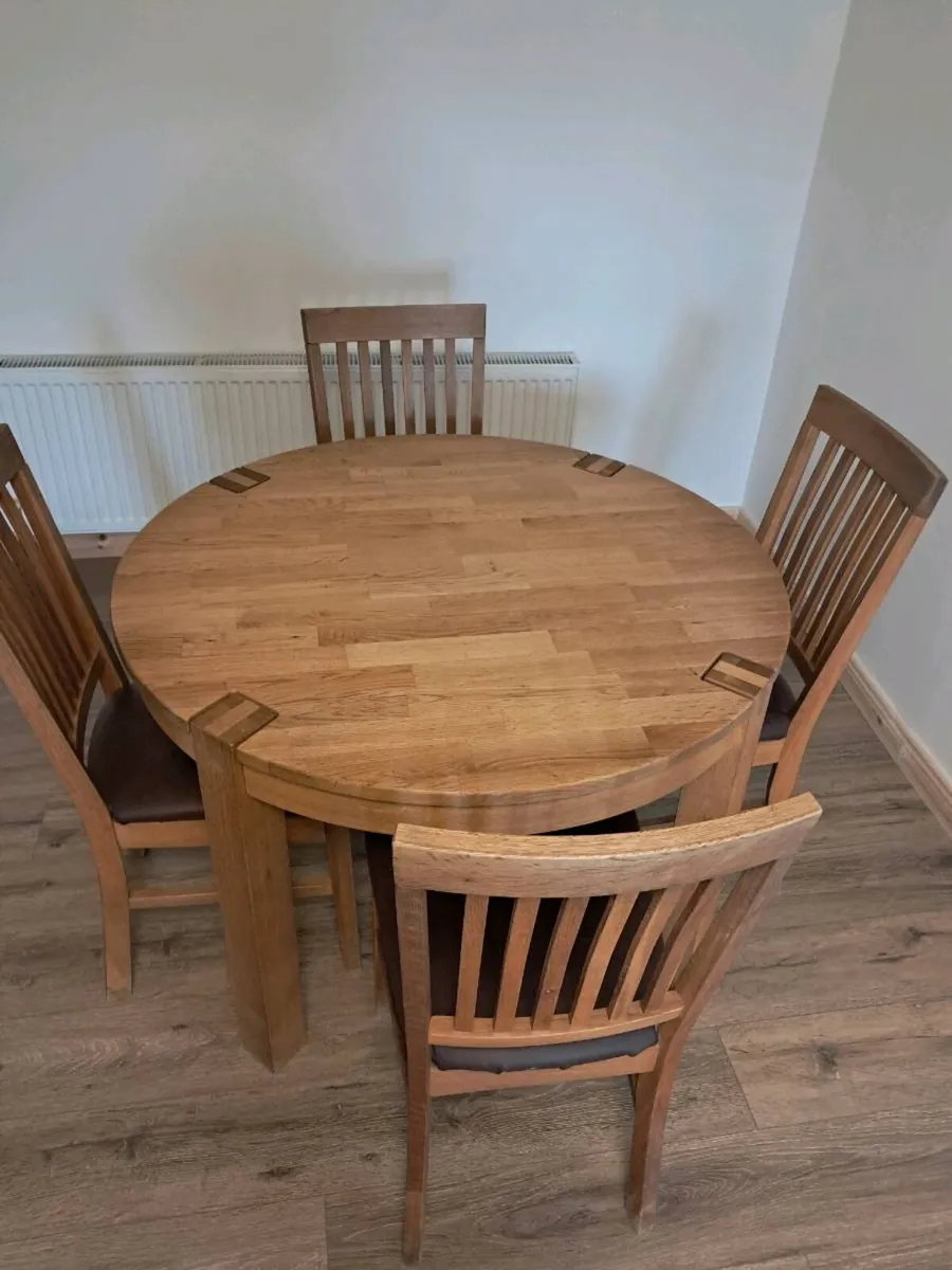 Table and chairs - Image 1