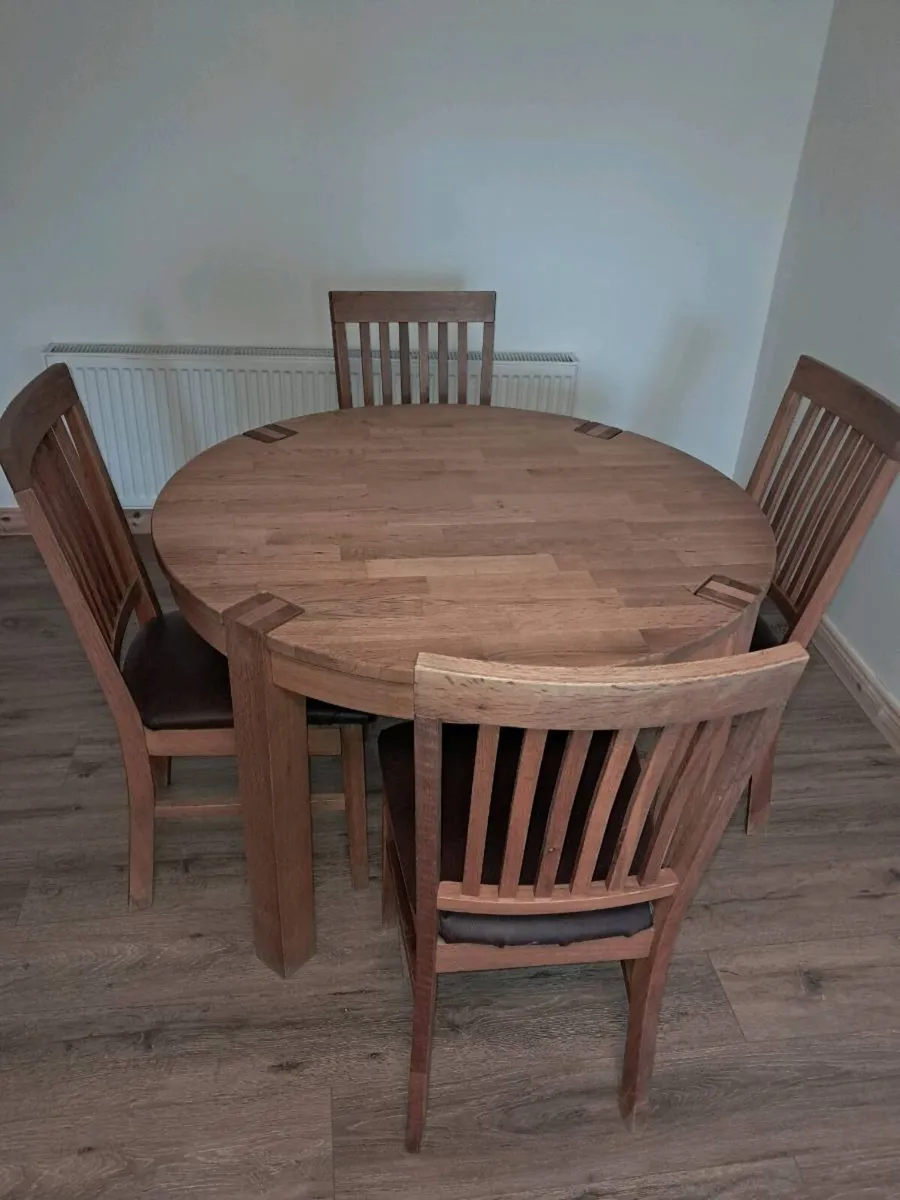 Table and chairs - Image 2
