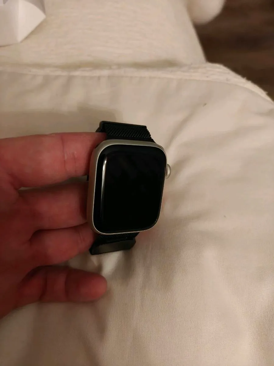 Apple watch series 8 in box and spare straps - Image 1