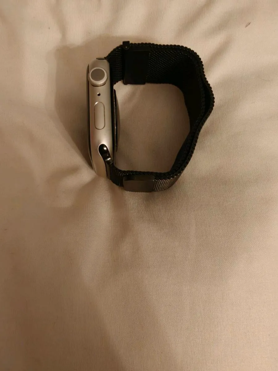 Apple watch series 8 in box and spare straps - Image 2